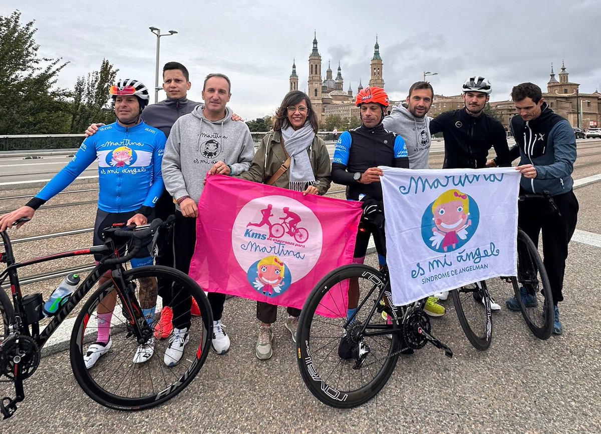 El reto "550 Kilómetros de esperanza para Martina" hace escala en Zaragoza.
Durante este finde, cinco atletas recorren el camino de ida y vuelta entre Teruel y Huesca para recaudar fondos destinados a costear terapias para Martina, una niña turolense de 8 años que padece el