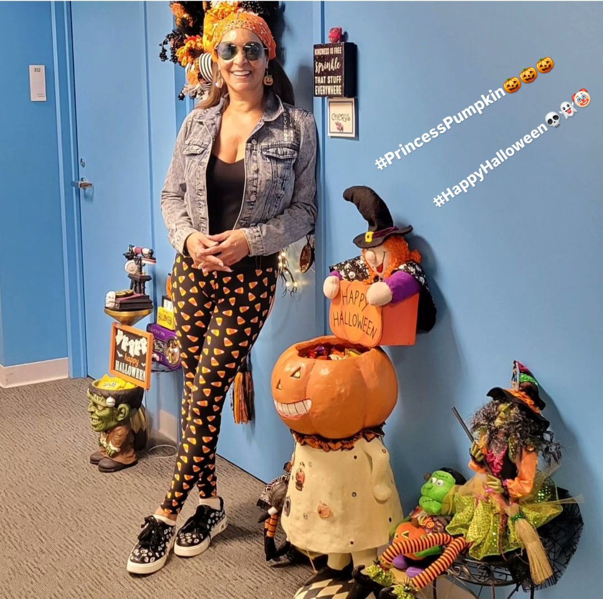 BurtonABC7's tweet photo. Oh my gourd, its that time of year again! The #PumpkinPrincess is back🧡🎃 #HappyHalloween💀Every year during the month of October, I celebrate this #Spooktacular season sharing delicious & fun candy for my co workers🍫🍭🍬 @ABC7Chicago
It's one of the Halloween highlights🎃🧡🖤 https://t.co/1XEFmmWZTX