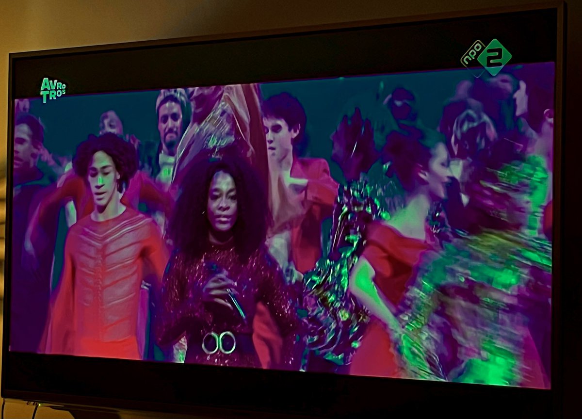 Andre_Bonga's tweet image. Ben ik de enige? Wat een vreselijk valse vertoning is dit! En alle (wat zich) artiest(en) mag noemen zijn allen buiten adem! #npo2 #avrotros #Amsterdam750 #openingsconcert