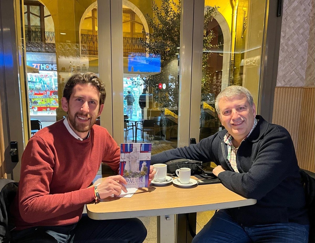 Café con <a href="/DavidPeso/">David Peso</a> y entrega de un ejemplar de "Paula, vidriera de Dios". Un placer, compañero y amigo. Gracias por estar siempre ahí.
Por muchos años más ☕️📚.
Abrazo fuerte. 
#cafe #libro #compañero #amigo #gracias