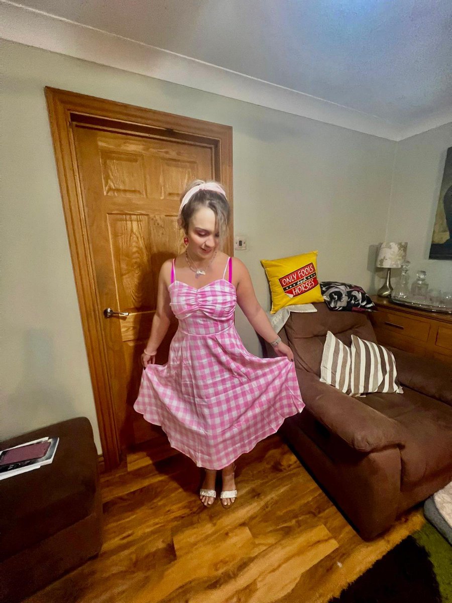 painted the town ‘pink’ as barbie last night for halloween🎀