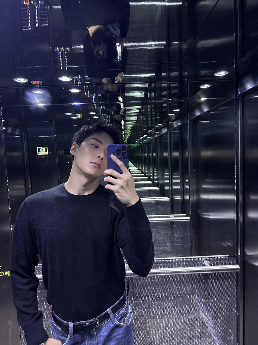 CYBERPUNKWH's tweet photo. HE WAS FEELING HIMSELF IN THE ELEVATOR GAIDGAIDGAJGSHAGSH https://t.co/4or7ch54do