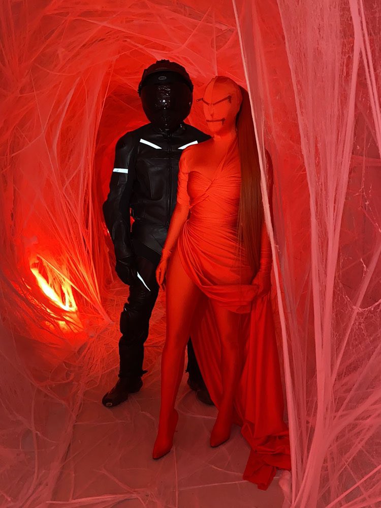 apollovwrld's tweet photo. Kanye and Kim in custom Balenciaga costumes https://t.co/ytgzqTIGH0