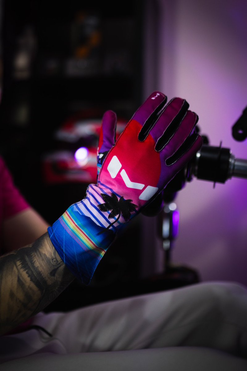 arogerscreative's tweet photo. Safe to say that these go hard 🔥🌅 Thank you @Moradness . 📷 by me. #Moradness #Simracing #Synthwave https://t.co/3CxYjwnnXe