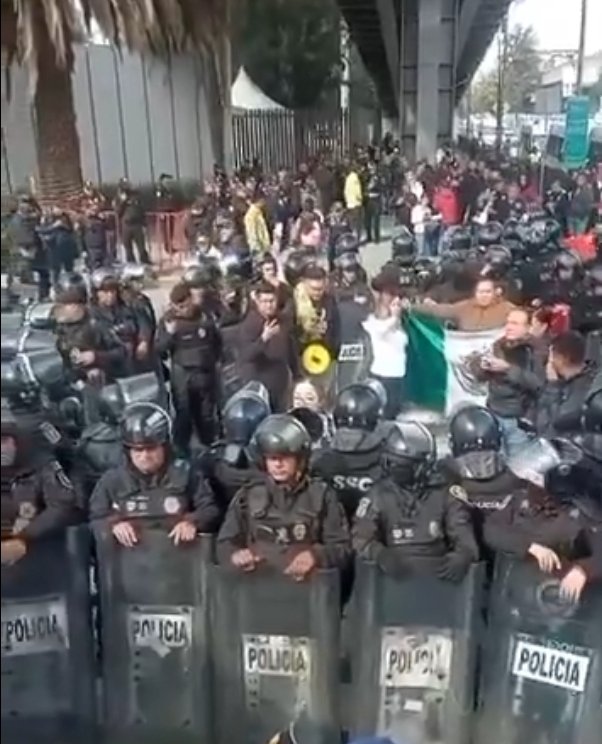JLMatabuena's tweet photo. @GildoGarzaMx @RicardoMonrealA Así la izquierda  #reprime, #mexicoGP  mañana con su reforma va ser un delito Manifestarse, asociarse, y va ser ley pactar con narcos, así el ofciialismo Morenista y @RicardoMonrealA @senadomexicano @Mx_Diputados legislando para una Dictadora y Autoritaria. https://t.co/nymk3neLVa