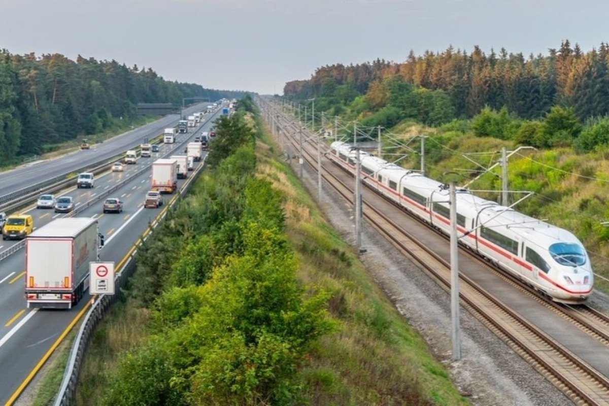 Mediarail's tweet photo. Les vols courts, trop émetteurs de GES et donc rapidement transposables au train. La véracité de cette idéé a été étudiée et de bonnes surprises en ressortent. Ce (très) long article vous explique pourquoi ⤵️
👉 https://t.co/F81ey9RBgA #Railways @Reporterre #ApollineMatin #Climat https://t.co/JKGFvW4Dux