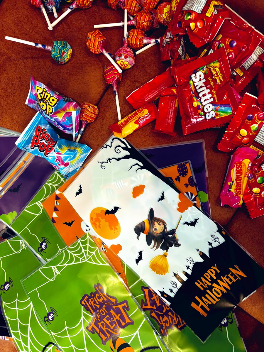 MsCurryOCSB's tweet photo. Getting ready for my 2nd favourite week of the year! 🎃 👻 🍭 https://t.co/5i0QN5W3z4