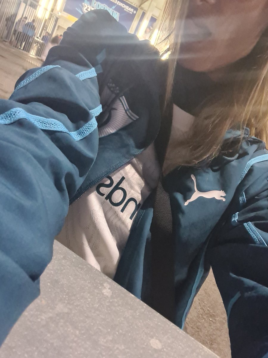 #OMPSG Viens au moins avec les couleurs de l'équipe au stade!!! Sérieux !!!! Je croise trop de monde encore sans les couleurs de notre équipe c'est incroyable