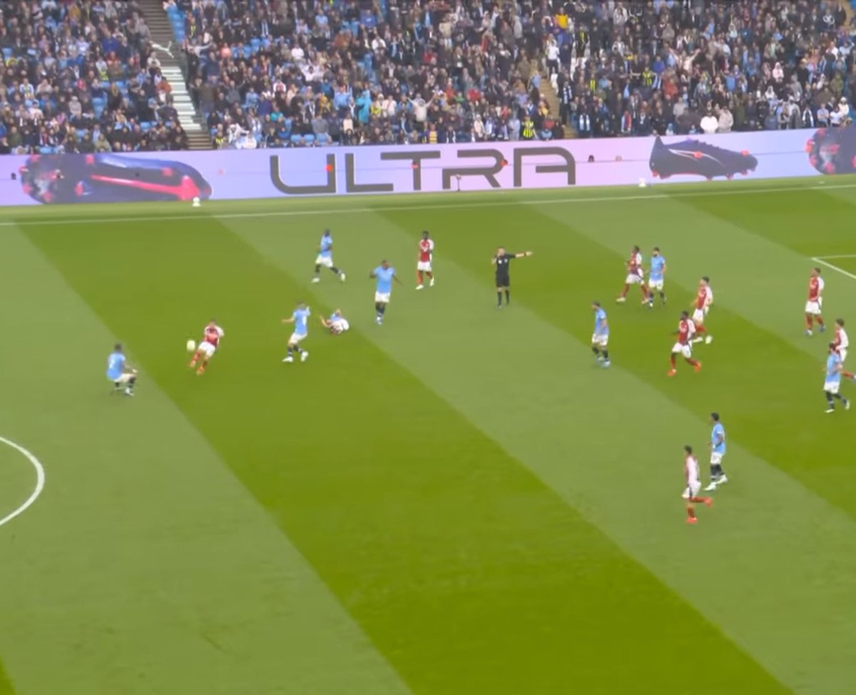 Mike Dean: “Diaz hasn’t been booked for kicking the ball as the Arsenal players were not set to take a quick free kick”. 

Very, very interesting 🤔 <a href="/FA_PGMOL/">PGMO</a>