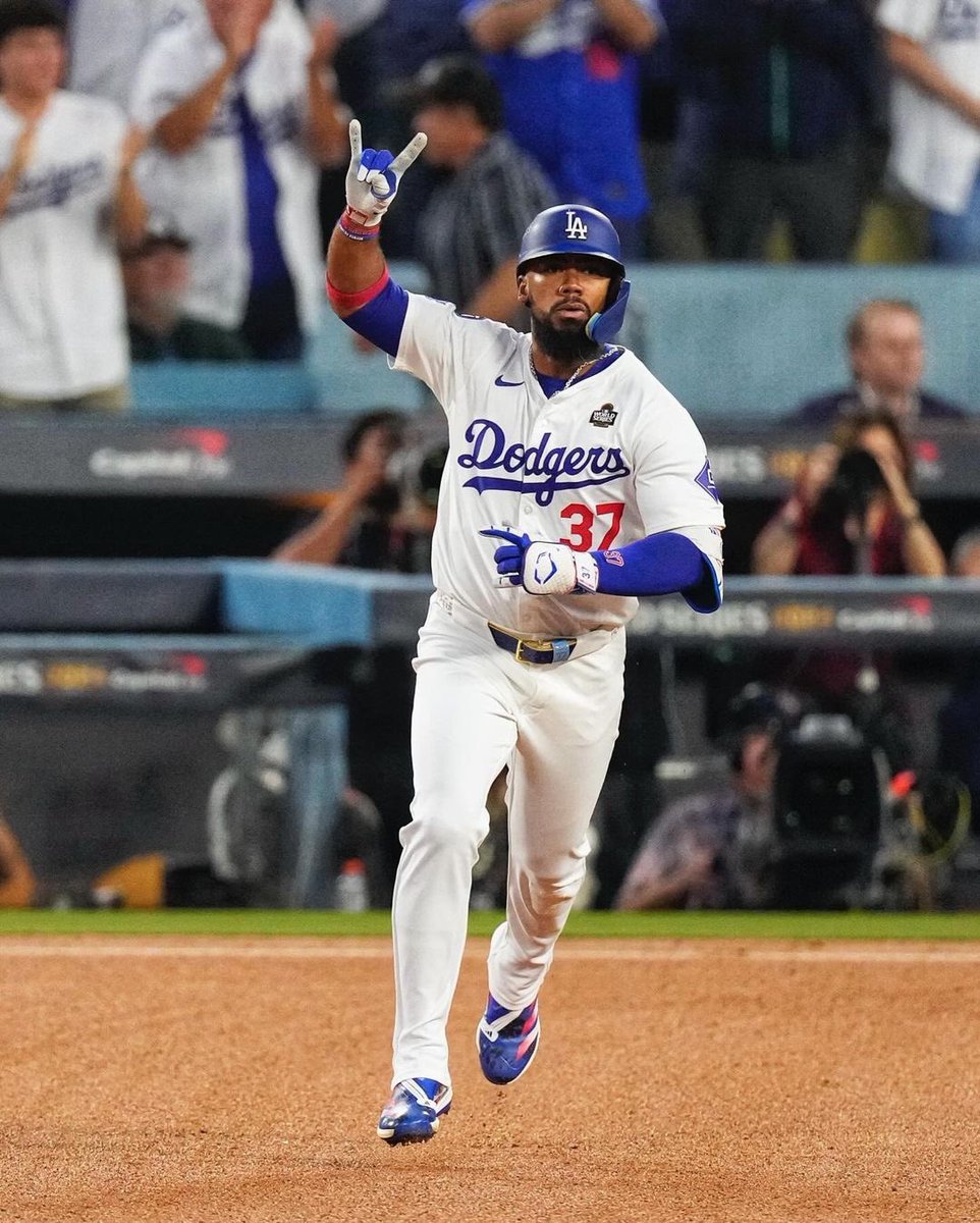 LIDOMRD's tweet photo. ¡KLK con el campeón del #HRDerbyMLB! ⚾️🔥

Teoscar Hernández hizo valer su título anoche en el segundo juego de la #WorldSeriesMLB 🇩🇴

📹: @mlbdominicana 

#LIDOM #LIDOMenMLB https://t.co/rbaZPrULCR
