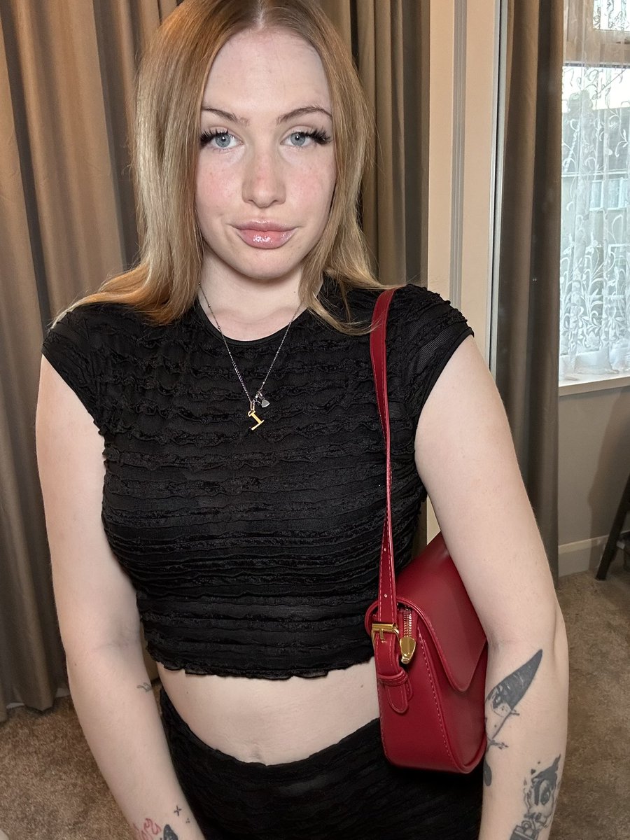 RougeRedBxtch's tweet photo. buy me shoes and handbags♥️
findom paypig whalesub https://t.co/O394sSTh20