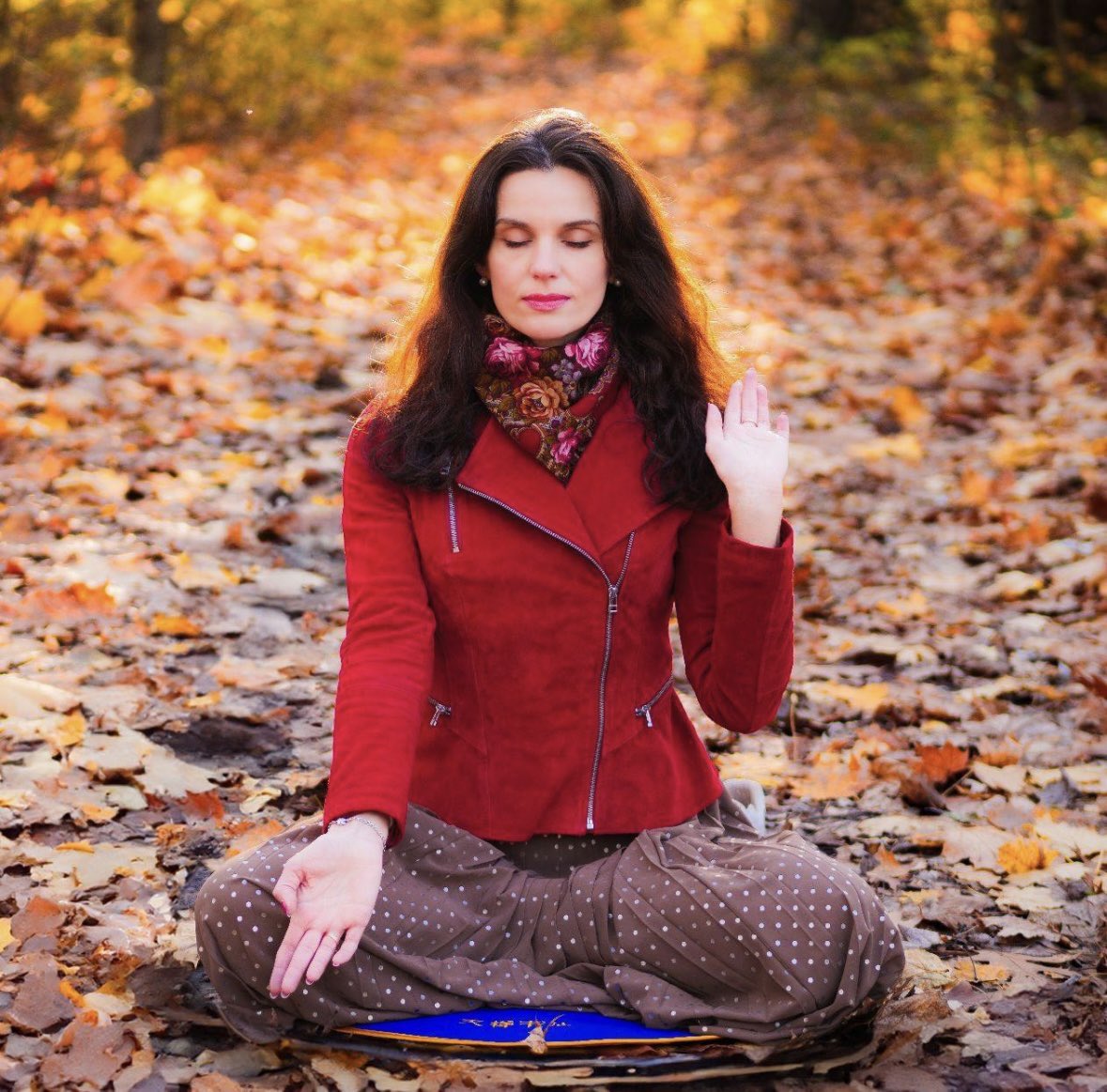 Meditando en Otoño 🍂 🧘🏻‍♀️ 🍁 
#FalunDadaEsBueno