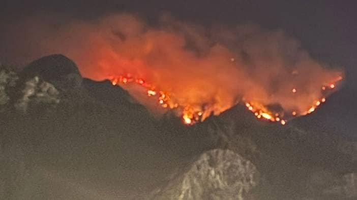 Denizli Karcı dağındaki yangın bugün 4.gününe girdi.Yangın kontrol altına alınamıyor.Her geçen gün daha da büyüyor.Yerel basın 1, 2 haber sitesi hariç sessiz.Ulusal basın neden sessiz???? <a href="/DenizliValiligi/">T.C.Denizli Valiliği 🇹🇷</a> <a href="/tcdenizlibld/">T.C. Denizli Büyükşehir Belediyesi🇹🇷</a> <a href="/BNuriCavusoglu/">Bülent Nuri Çavuşoğlu</a> #denizli #denizliyanıyor #ciğerlerimizyanıyor