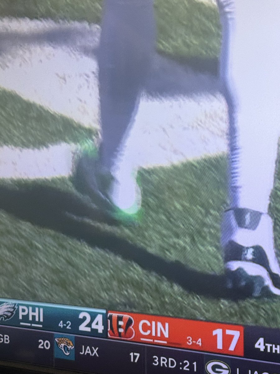 ohthisisheavy's tweet photo. Jalen Hurts with the Jordan 4 and Jordan 11 combo is classic. #PhiladelphiaEagles https://t.co/XjmhIpMkK2
