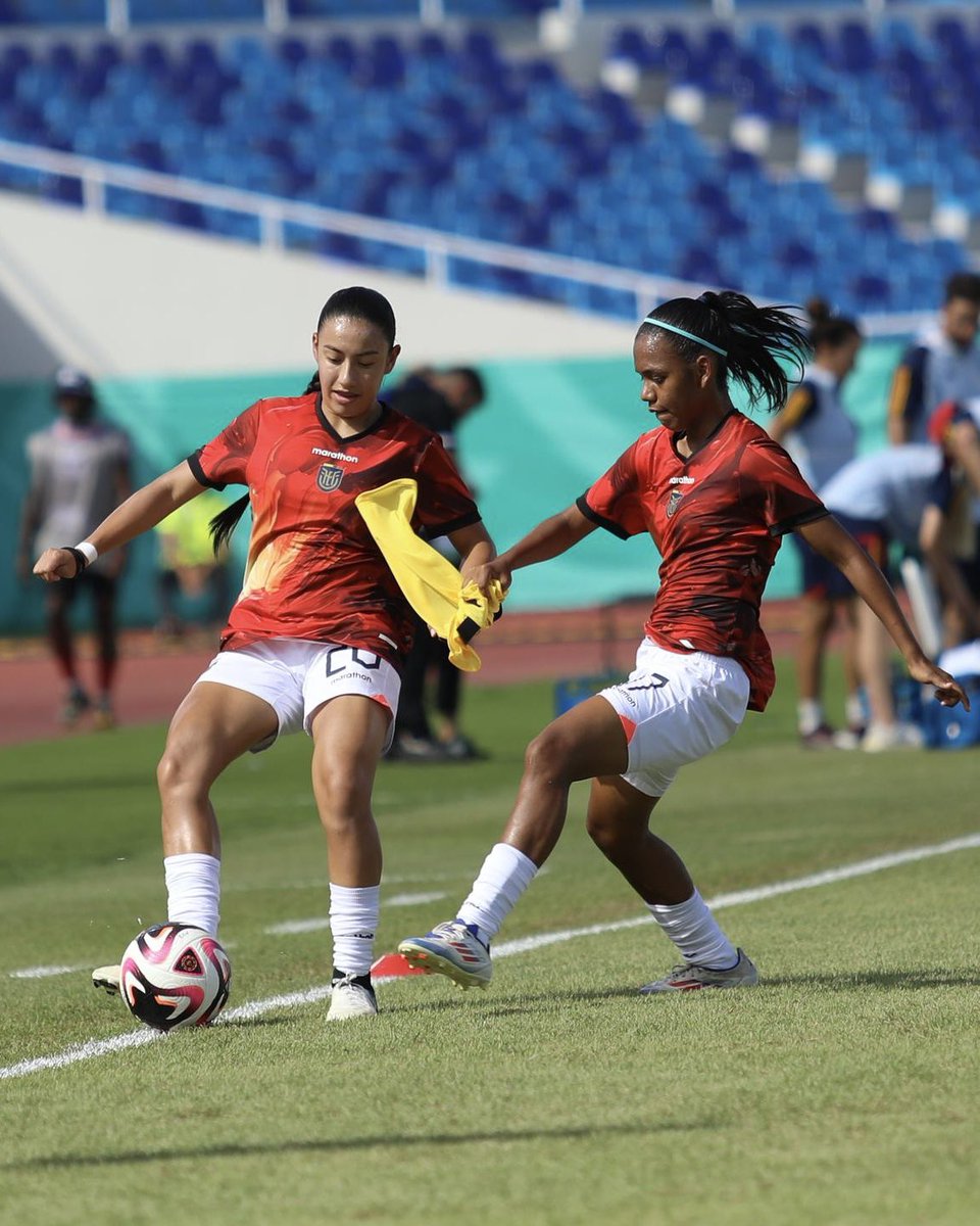 ESPNEcuador's tweet photo. ⚽️ ¡EN MARCHA! 🇪🇨 #LaMinitri ya juega con 🇪🇦 #España, campeón defensor, por los cuartos de final del Mundial femenino Sub-17 en República Dominicana.
📸 @LaTri https://t.co/LRvaOz2ooN