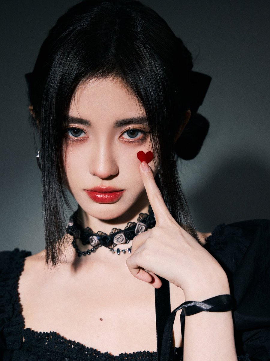 暗黑盯魔女鞠妈，感觉已经被拴着跪下了🥵 https://t.co/6j4xeHKZna