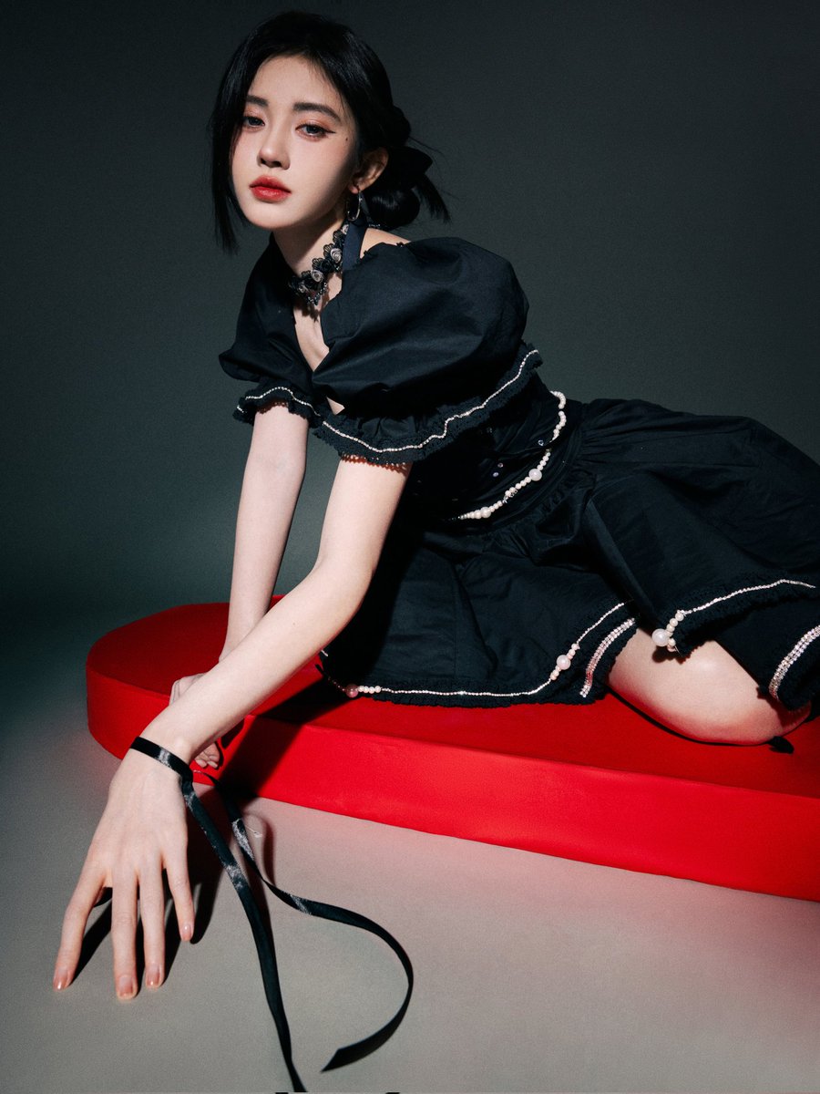 暗黑盯魔女鞠妈，感觉已经被拴着跪下了🥵 https://t.co/6j4xeHKZna
