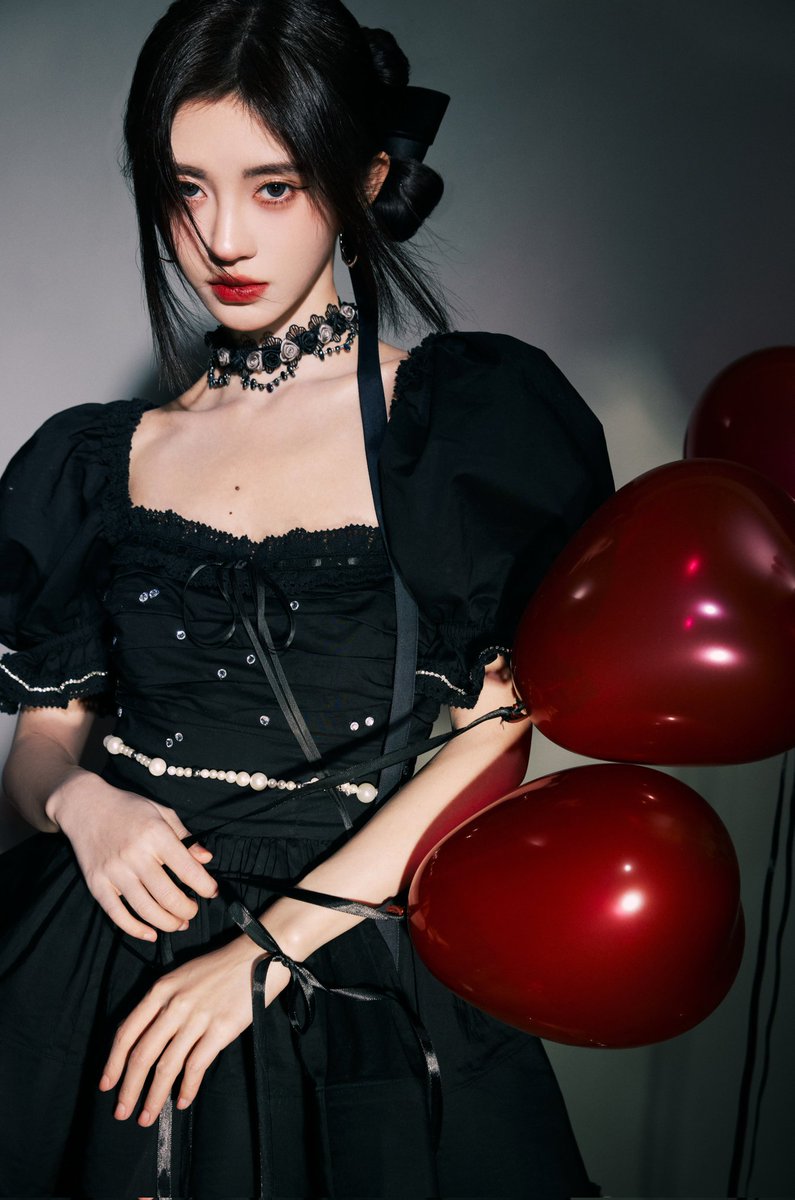 暗黑盯魔女鞠妈，感觉已经被拴着跪下了🥵 https://t.co/6j4xeHKZna