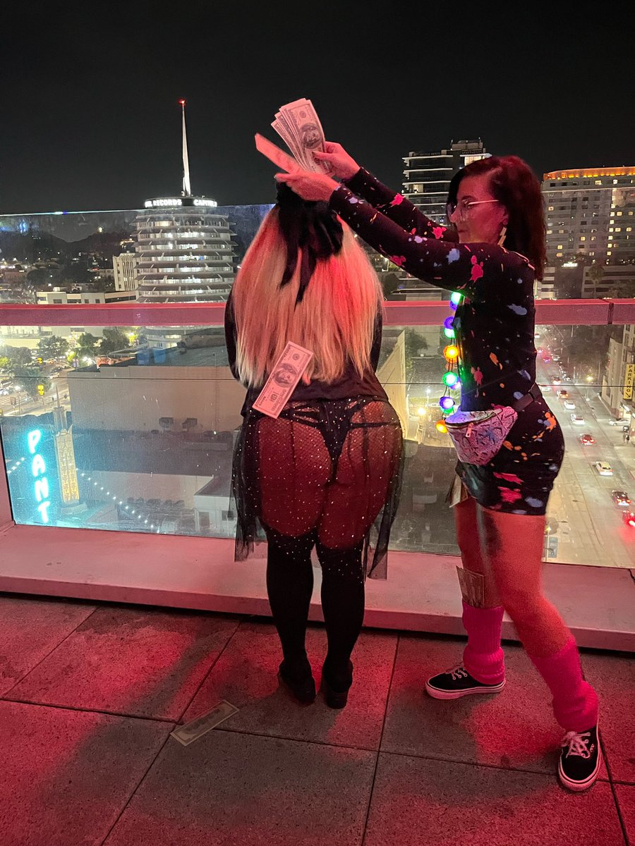 beachbaby1528's tweet photo. Let the #Halloween Festivities Begin!! ๐๐๐ป #HappyHalloween #WHollywood #PiratesBooty #Hollywood #LA #Booty #MaximMag @WHollywoodHotel @WHotels @BabesPromo_2 @LeggyLadies @xhottestchicks @luvlegsnheels https://t.co/sIbkZz1W7A