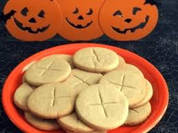 padrehayen's tweet photo. Volver a cristianizar Halloween
Cada año grupos cristianos advierten que no debemos de celebrar #Halloween debido a relación con cultos satánicos. Hay padres de familia que entran en conflicto cuando a sus niños en las escuelas les piden participar en fiestas de disfraces. ¿Qué hacer? Creo que la mejor solución es re-cristianizar esa celebración y, sobre todo, destacando su relación con la Solemnidad de Todos los Santos y la Conmemoración de los fieles difuntos. 

He dicho "re-cristianizar" porque, en sus orígenes, Halloween fue una fiesta cristiana. "Halloween" viene de "All hallows eve", que significa Víspera de Todos los Santos. Ya el nombre nos habla de los orígenes católicos de esta celebración. Las telarañas, brujas, espantos y monstruos nada tiene que ver con la tradición cristiana europea original, sino que fue un añadido de la cultura de Estados Unidos.

Desde el siglo VIII el papa Gregorio III creó la fiesta de Todos los Santos el 1 de noviembre, y en el siglo XI el abad de Cluny estableció que el 2 de noviembre se honraría a las almas del Purgatorio. Fue el inicio de la Conmemoración litúrgica de los Fieles Difuntos.

Repartir dulces, disfrazarse y tallar calabazas son antiguas tradiciones cristianas. A principios de la Edad Moderna se tenía la costumbre de hornear los "soul cakes" (pasteles de almas), y se visitaban las casas para repartir esos pastelillos junto con otros dulces en memoria de las almas cristianas. Algunos iban a las casas disfrazados por diversión o por anonimato.

El uso de difraces también era una costumbre navideña y no sólo por la fiesta de los santos. Hacia 1674, Thomas Blount escribió que, en un gesto muy cristiano, las personas más acomodadas ofrecían "soul cakes" a los necesitados a cambio de sus bendiciones. Y en un texto del siglo XVI llamado Festyvall, se describe que la gente horneaba pan el día de Todos los Santos para regalarlo en memoria de las almas cristianas, pidiendo oración por ellas. En México es muy popular el "pan de muerto", que puede estar relacionado con aquellos pasteles de almas.

También era costumbre en ciertos países, como España, tallar vegetales para usarse como faroles. Se tallaban especialmente las calabazas con luz interior para colocarse en puertas y ventanas de las viviendas para ahuyentar a los espíritus malignos.

La típica calabaza tallada con ojos y boca nació de la leyenda inglesa de Jack O'Lantern (Jacobo el farol), que era un hombre que colocaba velas en las calabazas, no para dar miedo, sino para repeler al diablo. Recordemos que las velas siempre han sido un signo cristiano que simboliza la luz de Cristo.

El "truco o trato" (trick or treat) fue un añadido que vino de Estados Unidos en la primera mitad del siglo XX como distorsión de la costumbre europea del siglo XV de dar a los niños aquellos pastelillos  de almas a cambio de pedir oraciones por ellas.

Aunque haya grupos satánicos que aprovechen la noche del 31 de octubre para hacer sus rituales, los católicos hemos de re-cristianizar esa noche preparándonos para la grandeza celebrativa del día siguiente, y que nos recuerda la santidad a la que Dios nos llama. 

Nada malo hay en celebrar Halloween en su estilo cristiano original. Es la mejor manera de combatir su práctica distorsionada relacionada con la maldad. No aceptemos que los niños se disfracen evocando las tinieblas, sino promovamos que se disfracen de santos, sabiendo que la Iglesia celebra el 1 de noviembre la bellísima la Solemnidad de Todos los Santos. 

Vayamos a Misa el 1 de noviembre para honrar a los santos, así como el 2 de noviembre para orar por nuestros difuntos; y si nos nos gusta regalar dulces a los niños, podemos hacerlo con pastelillos  de taza (cup cakes) o con galletas con una cruz, recordando los "soul cakes" y pidiendo oración por nuestros difuntos. También se pueden tallar verduras  para ponerlas en las ventanas, recordando que Jesús es la luz del mundo y que con su presencia retrocede la oscuridad.

La mejor manera de combatir el paganismo es re-cristianizar lo que el diablo ha distorsionado.
