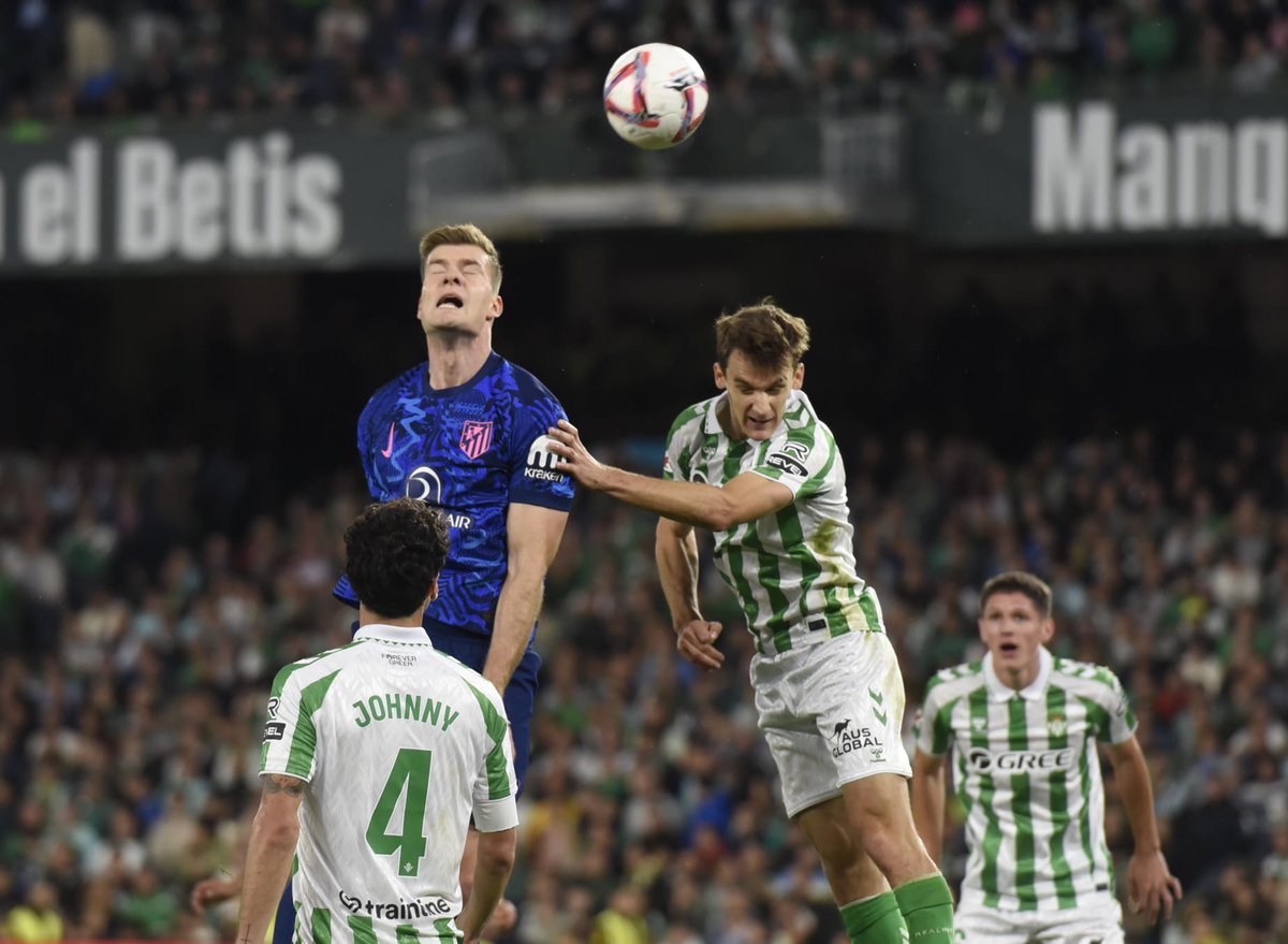 alvaritomfs's tweet photo. 🔥No hay que olvidar que el Betis pagó por Diego Llorente 3 millones de euros. Hoy ha ganado el 100% de los duelos aéreos. ¡Los ha ganado todos! Con Sorloth enfrente. Y la jugada del 1-0 nace de un desplazamiento en largo suyo. El jugador con más minutos del equipo. Qué fichaje. https://t.co/irX8LF3TLP