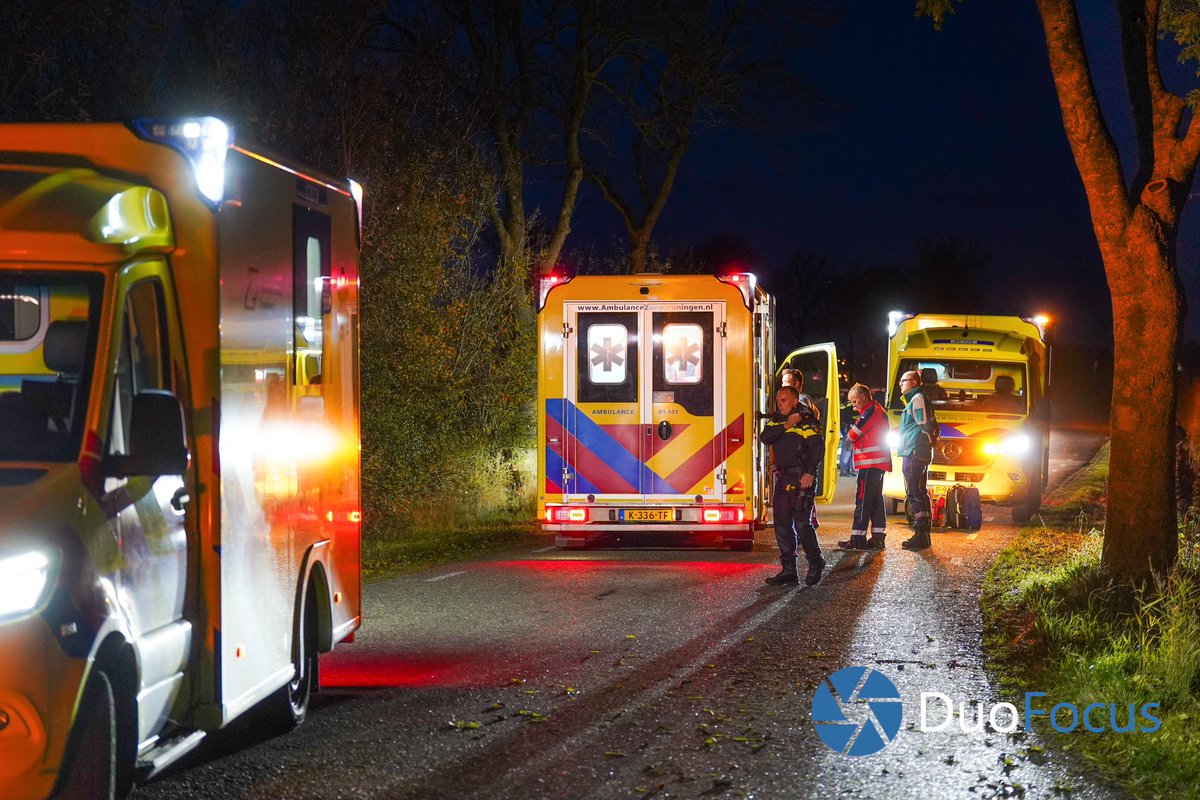 DuoFocus_Media's tweet photo. Twee motorrijders zijn zondagavond zwaargewond geraakt bij een ongeval tussen #Garnwerd en #Winsum. Drie ambulances en een #traumahelikopter kwamen ter plaatse. De slachtoffers zijn met spoed overgebracht naar het ziekenhuis. https://t.co/DwAn6V2YbU