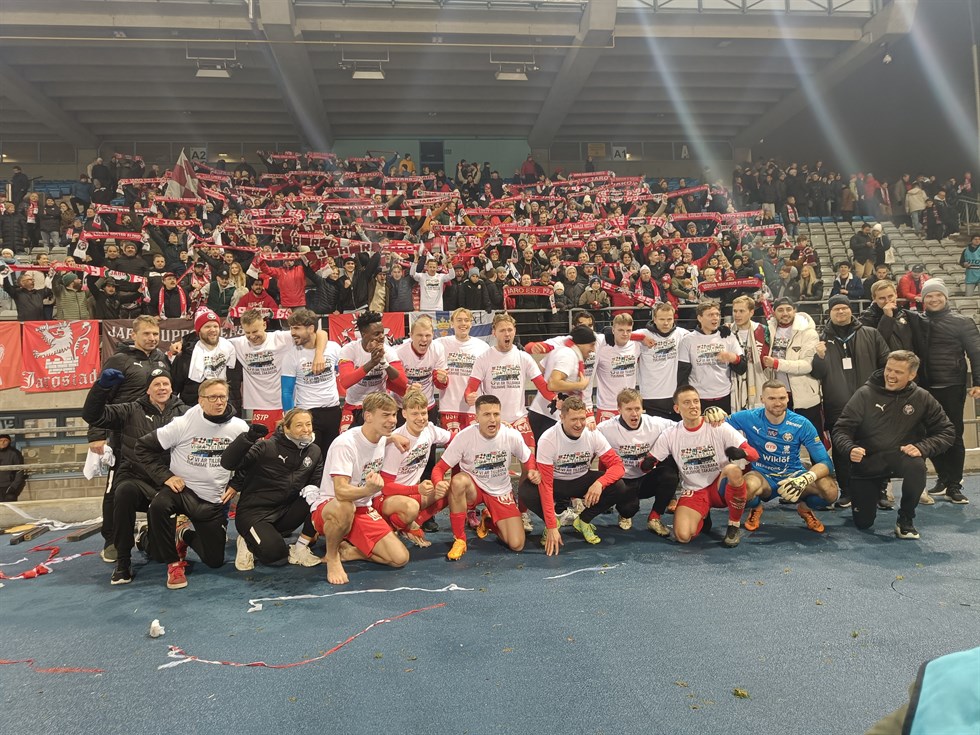 The_linkk's tweet photo. Mitt älskade @FFJaro stiger äntligen tillbaka till ligan! 🧡🤍⚽️ Missade själv matchen då jag är på resa. Men oj vilket drama. Och vilket stöd Jaro hade av alla tillresta supportrar 💪 
Bra kämpat alla spelare! #viärtillbaka https://t.co/DyjNCiVsaV