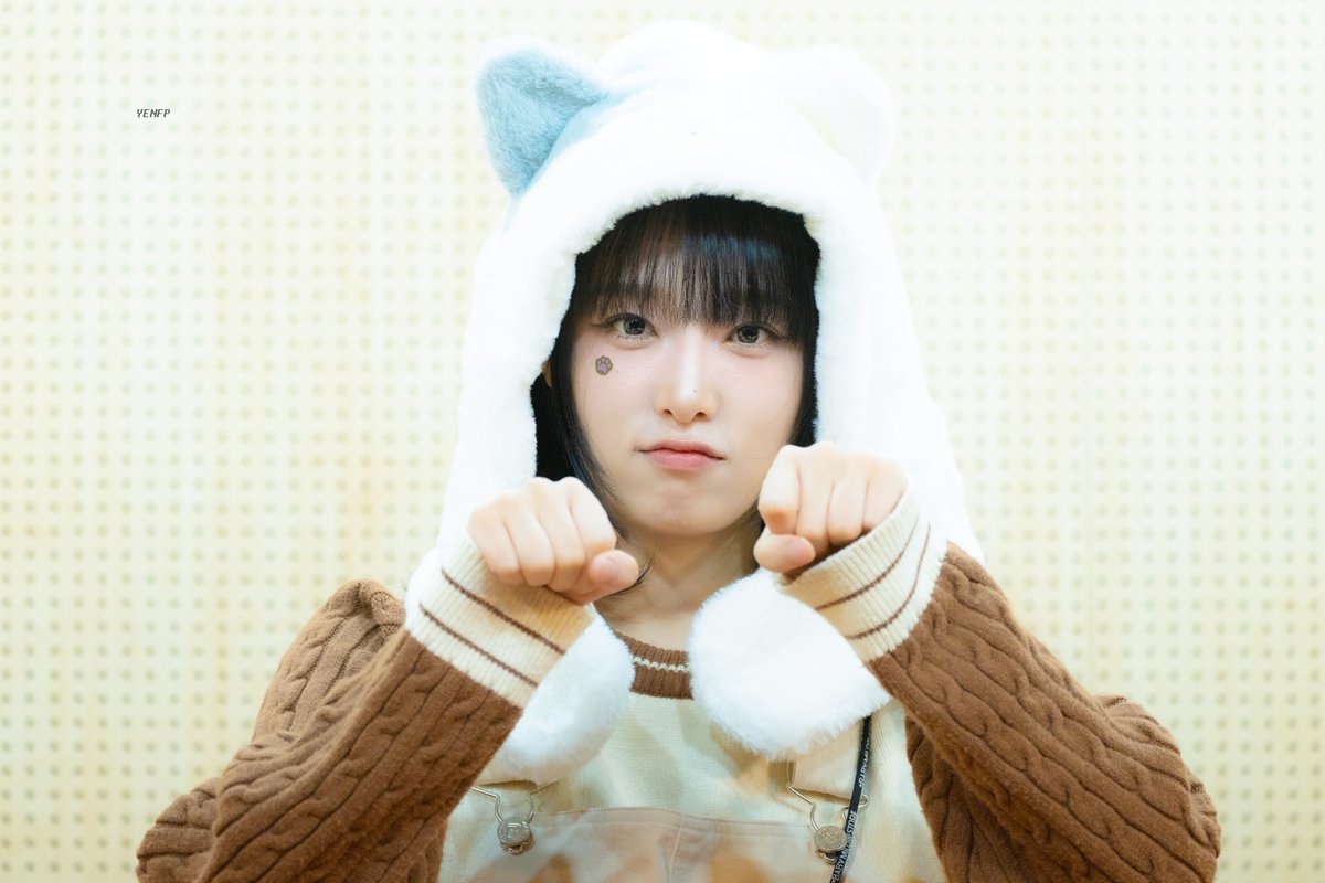 YENA_ENFP's tweet photo. 241027 사운드웨이브 네모네모 팬사인회  

#최예나 #예나 #YENA #네모네모 https://t.co/7FYiPnLd6R