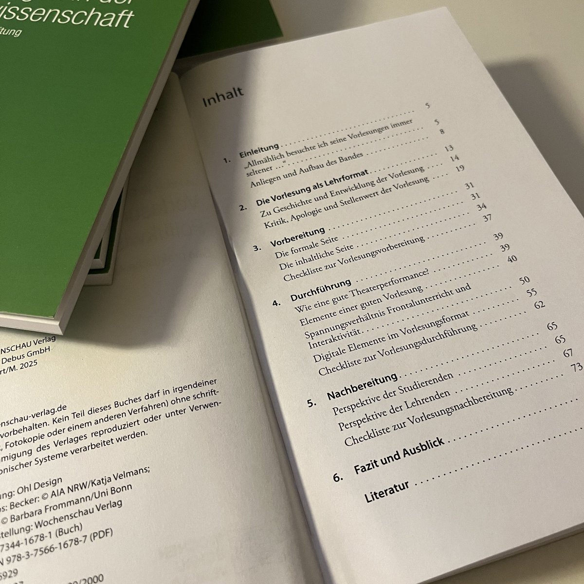 Neuzugang in der Kleinen Reihe Politik <a href="/Wochenschau_Ver/">Wochenschau Verlag</a> 🎉 und große Freude bei uns Herausgeber*innen, dass <a href="/HWOhnesorge/">Hendrik W. Ohnesorge</a> und Manuel Becker <a href="/UniBonn/">Rheinische Friedrich-Wilhelms-Universität Bonn</a> den Band zu Vorlesungen beisteuern. Danke 🙏🏼☺️ für Eure tolle Arbeit! 👉🏼 wochenschau-verlag.de/Vorlesungen-in…