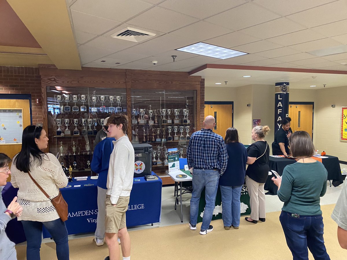 JessicaVW's tweet photo. The WJCC College Fair is underway! Students and families are hearing from over 70 different colleges and post-secondary options! #weareWJCC https://t.co/3dvb7d7zs7