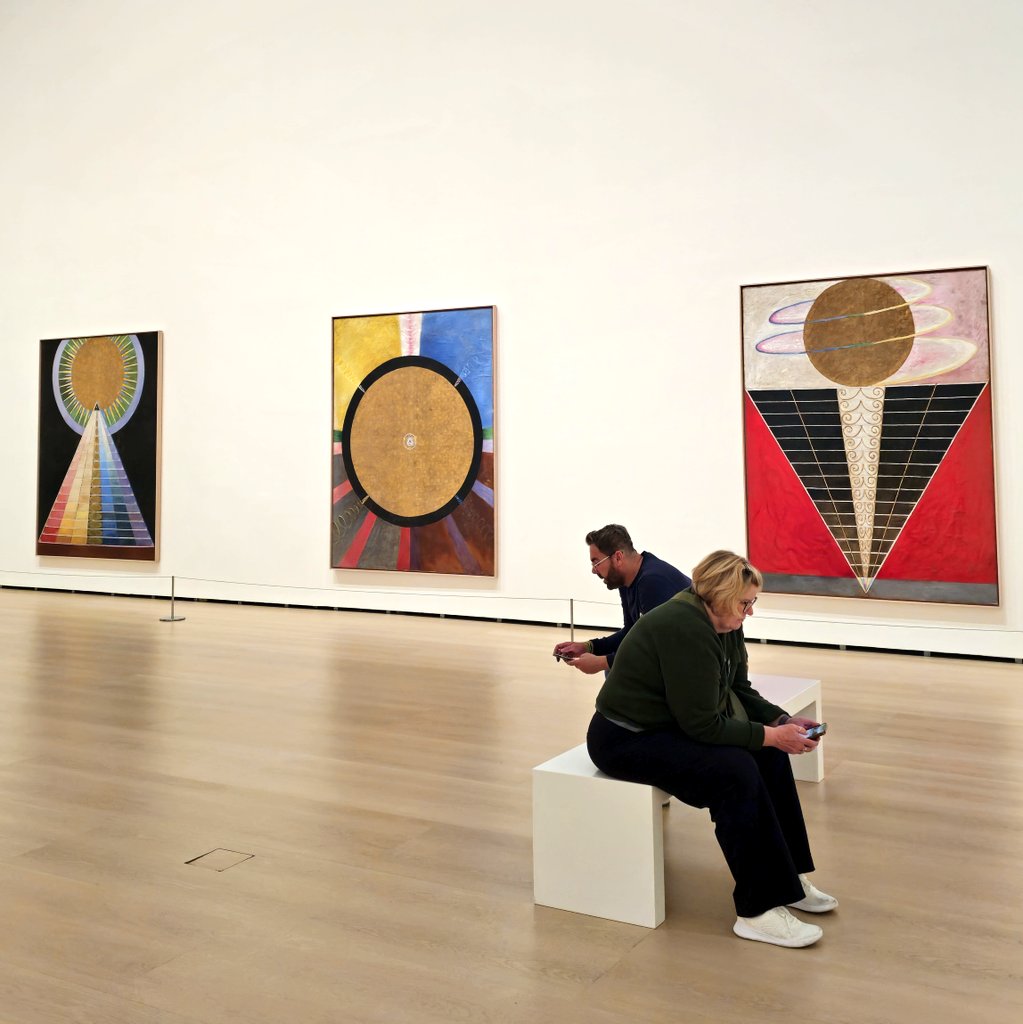 uuultravioletx's tweet photo. de la exposición de su obra en el Guggenheim de Bilbao. grande, Hilma 🤍 https://t.co/mndxzqDvde