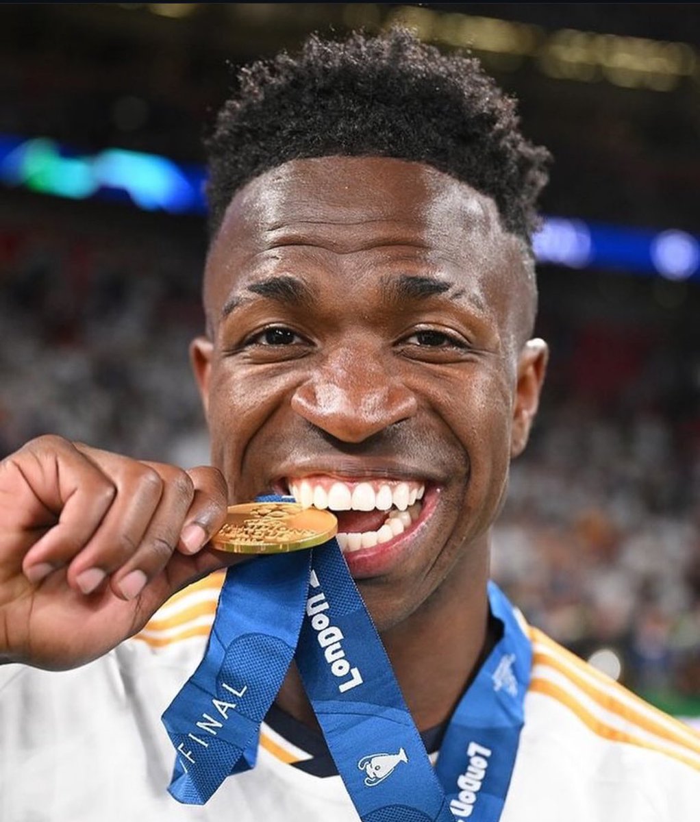 EditionMerengue's tweet photo. Vinicius Jr — 2023/24 : 

👕 45 Matchs
⚽️ 26 Buts
🅰️ 11 Passes Décisives 
🏆 Ligue des Champions
🏆 Supercoupe d’Espagne
🏆 LaLiga
🥇 Meilleur joueur de la Ligue des Champions 
🌟 Décisif en 1/4, 1/2 et finale de LDC
✔️ Équipe type de LaLiga
✔️ Équipe type de la Ligue des Champions 

Le graal dans 24h pour le meilleur joueur du monde…🌕👑
