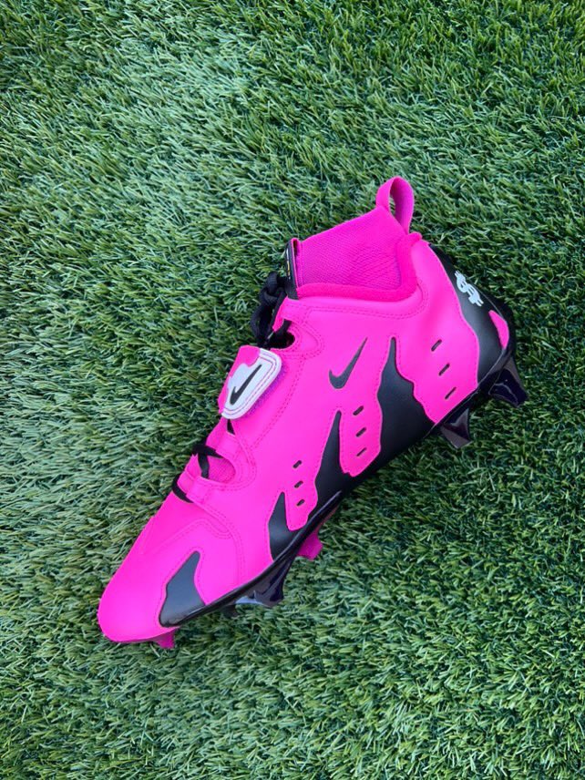 Detailed look at Sheduer Sanders' custom Nike DT Max '96 cleats 🎟️