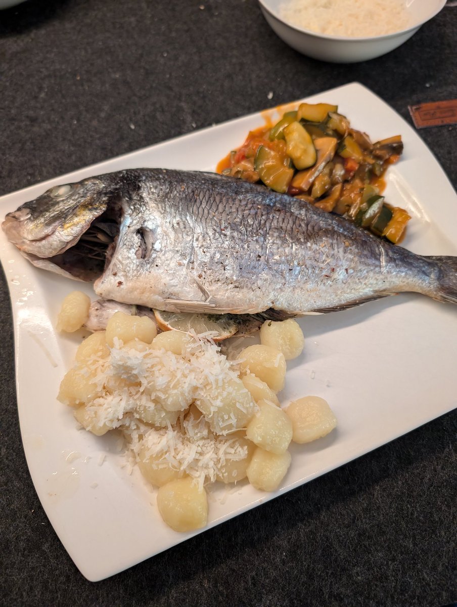 JustASmartie's tweet image. Ist Sonntag... Gab Fisch...
Letzte Woche Dorade, diese Royal.

Soooo gut
#fishtime #dinner #selfmade