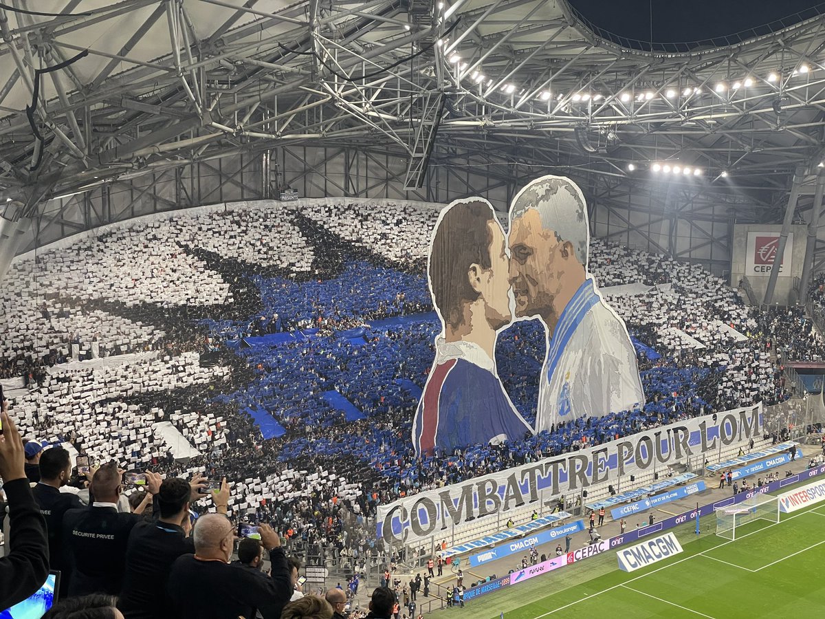 ActuFoot_'s tweet photo. LES TIFOS SONT SUBLIMES ! 🏟️

La bâche magnifique entre Fabrizio Ravanelli et Pierre Ducroq d’un côté. 🔥

« 𝗖𝗲 𝘀𝗼𝗶𝗿 𝗼𝗻 𝘃𝗼𝘂𝘀 𝗺𝗲𝘁 𝗹𝗲 𝗳𝗲𝘂 ! 💥 » de l’autre côté.

BON CLASSIQUE. 🍿

📸 @Dorian_Bonzom https://t.co/PvNsf99NvR