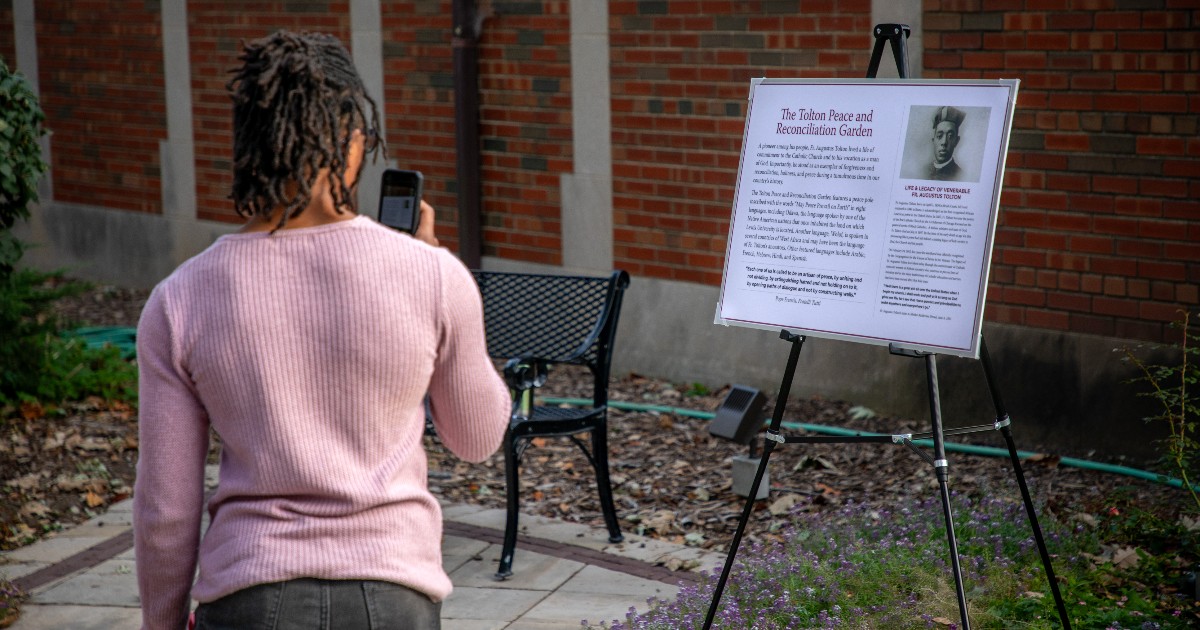 LewisUniversity's tweet photo. The 2024 #LewisU Peace Teach-In was a powerful experience! 🕊️
We explored nonviolent protest, creative resistance, and the power of art. Thanks to all who participated.
🔗 https://t.co/DlwV1xolwB
#PeaceTeachIn https://t.co/ZWgOCHdyQV