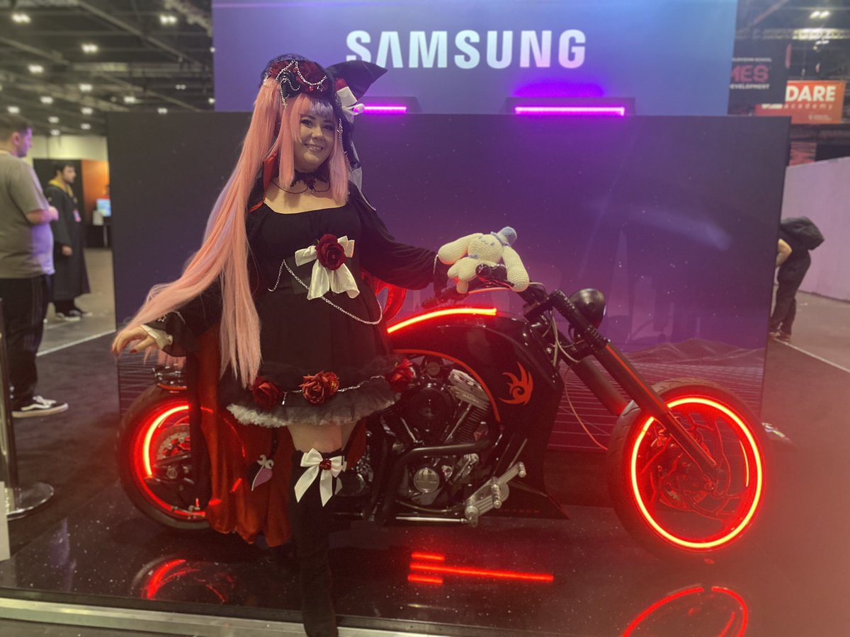 BrooksBeeHive's tweet photo. Witch #Ironmouse at #MCMLondon #ComicCon today!!! #saytoncosplay @ironmouse https://t.co/1d6mcBiqHH