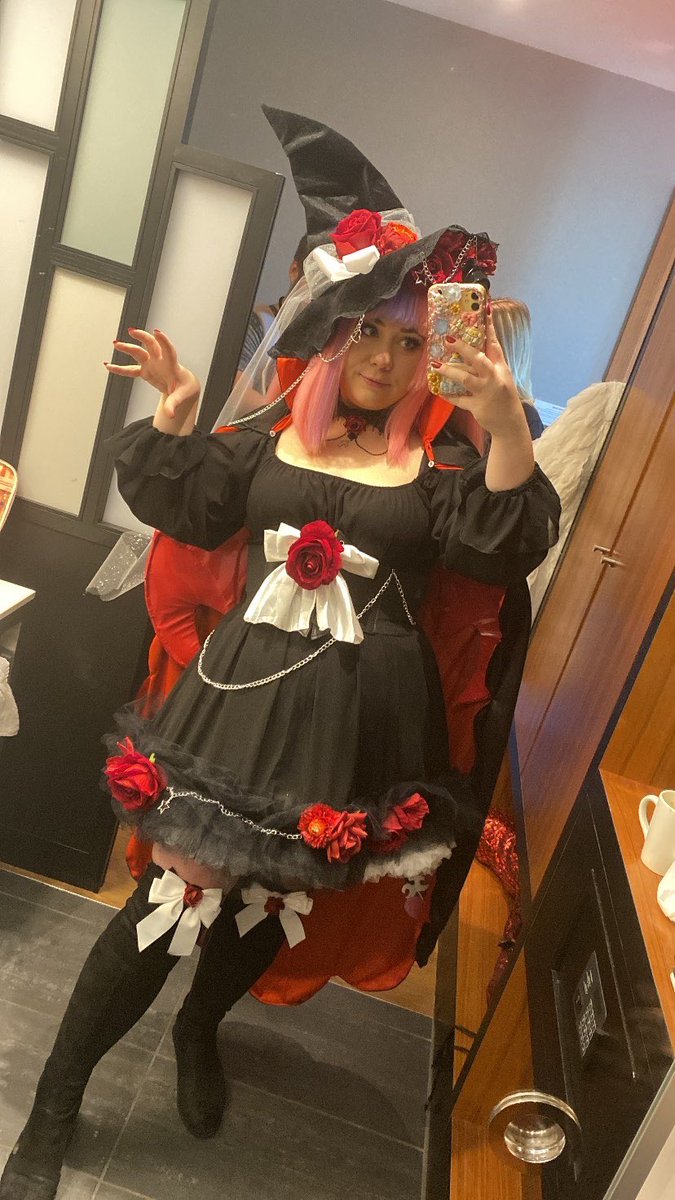 BrooksBeeHive's tweet photo. Witch #Ironmouse at #MCMLondon #ComicCon today!!! #saytoncosplay @ironmouse https://t.co/1d6mcBiqHH