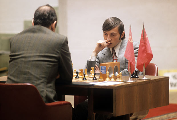 dgriffinchess's tweet image. 50 years ago today in Moscow, the 18th game of the Candidates&apos; final match between Anatoly Karpov &amp;amp; Viktor Korchnoi took place in the Soviet capital&apos;s Tchaikovsky Concert Hall. The game was drawn; Karpov retained a 3:0 lead with 6 games left.
(📷: V. Savostianov, TASS.) #chess