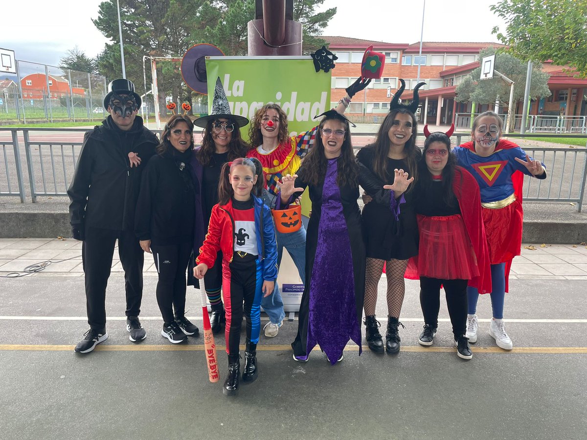 sinlimitesastur's tweet photo. ¡¡Imágenes de nuestra jornada de hoy!! Creo que se puede observar en nuestras caras el ambiente y el buen rollo que vivimos 😉❤️🎃
Gracias a todxs por participar.
#sinlimites #deporteinclusivo #nadiesequedaatras #inlcusion #zumba #halloween https://t.co/asjoAKAKis