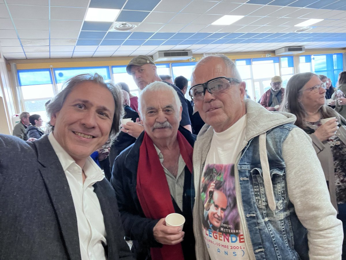 1) Avec les socialistes de la Nièvre pour leur journée de rentrée. Nous avons échangé sur les déserts médicaux et l’accès aux soins.A Décize, la maire <a href="/justine_guyot/">Justine Guyot</a> a pris un arrêté pour “interdire de tomber malade”.Les urgences de l’hôpital étaient à nouveau fermées ce week-end