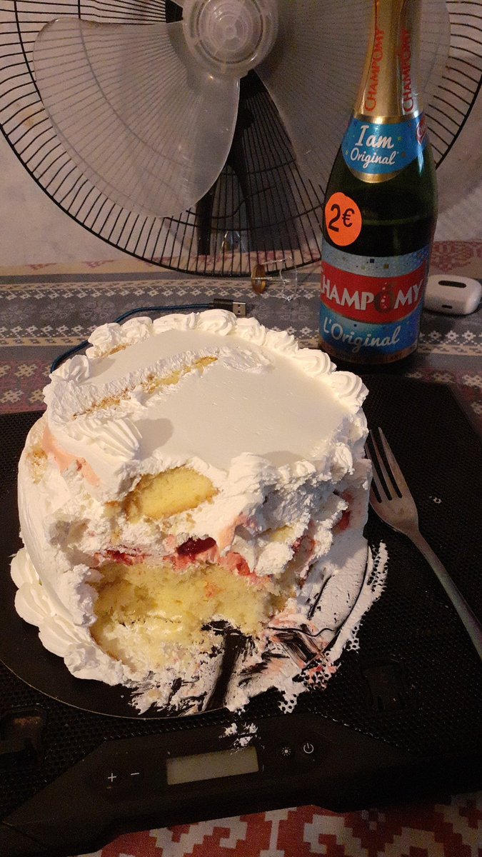 Theguyanedictat's tweet photo. Je suis entrain de DÉTRUIRE un gâteau à moi tout seul j'ai réalisé un rêve de gosse https://t.co/Wl2Loyf2Ej