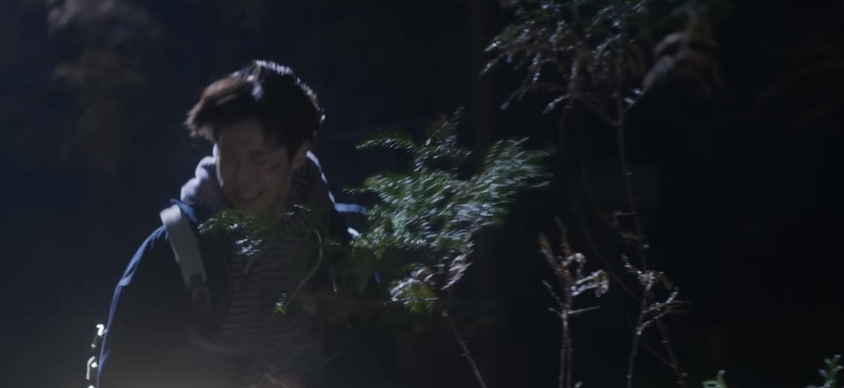 도영잉,,,
반딧불 뮤비에서는 어둠 속을 달렸는데
이젠 환한 언덕을 달리는구나