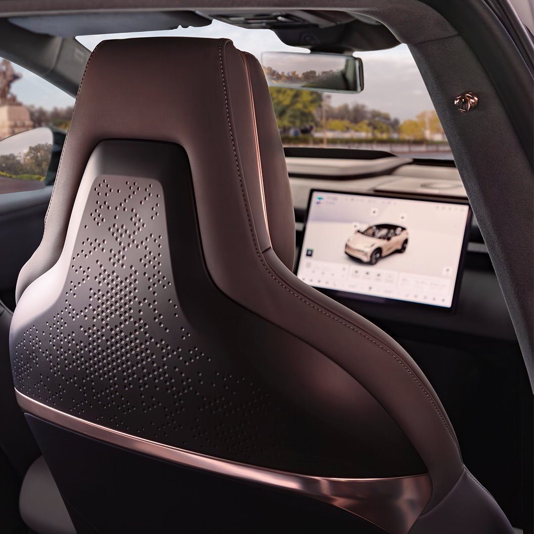 Zeekrmexico's tweet photo. Vive la fusión perfecta de estilo, confort y tecnología. Cada línea y detalle de #ZeekrX ha sido creado para inspirarte, mientras que su techo panorámico doble en forma de arco te conecta con el mundo exterior.

#ConectaTuEstilo https://t.co/X6xMNdiPEX