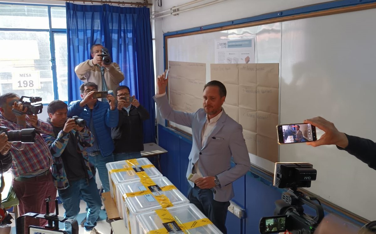 WAINRAIHGT's tweet photo. Deber cívico cumplido. Invito a las y los puertomontinos a acudir a votar, con alegría y con la esperanza de que las cosas se pueden hacer mejor, por el bien de nuestro querido #PuertoMontt. https://t.co/SFGaKOGHEv