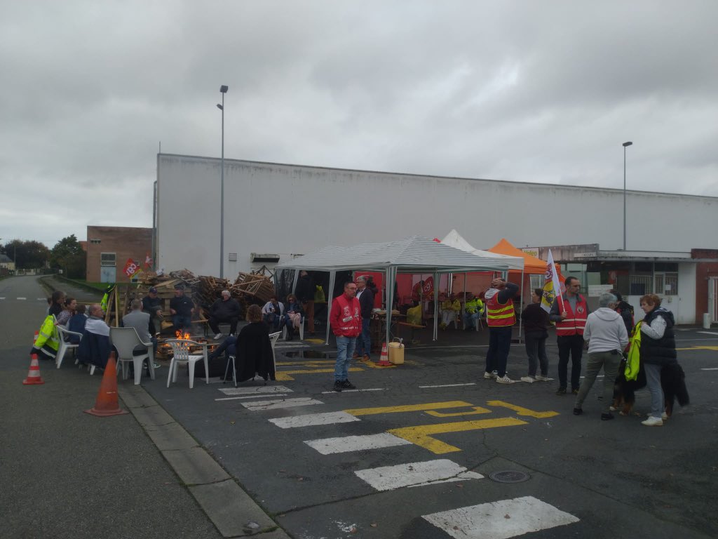 leboucher_elise's tweet photo. De retour auprès des salariés de @Valeo_Group de la Suze sur Sarthe qui continuent de s’organiser face au mépris de leur direction.
Poursuite de la grève illimitée qui dure depuis une semaine. https://t.co/ZePuioB47k