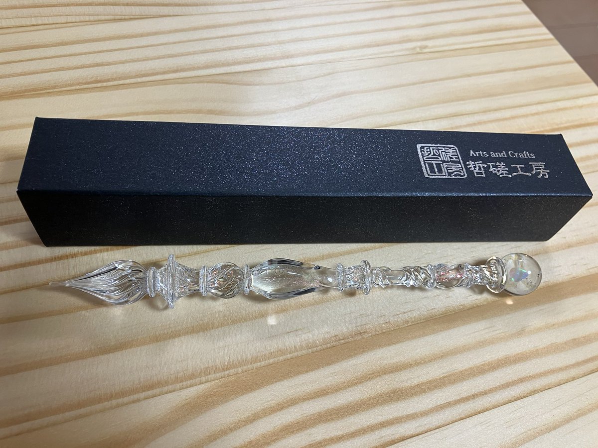 RainbringerK's tweet photo. 哲磋工房さま（@studio_tessar ）の、9月の抽選ガラスペンに当選しまして！
憧れのウィザード…まさか自分が手にする時が来るなんて、と未だ信じられないような感じです。
自然光で撮りたいのに、最近ずっと天気微妙で来週も晴れの予報ないので、普通のLEDの下で。
素敵すぎて、永遠に見てられる。 https://t.co/UuY6tVe1eg