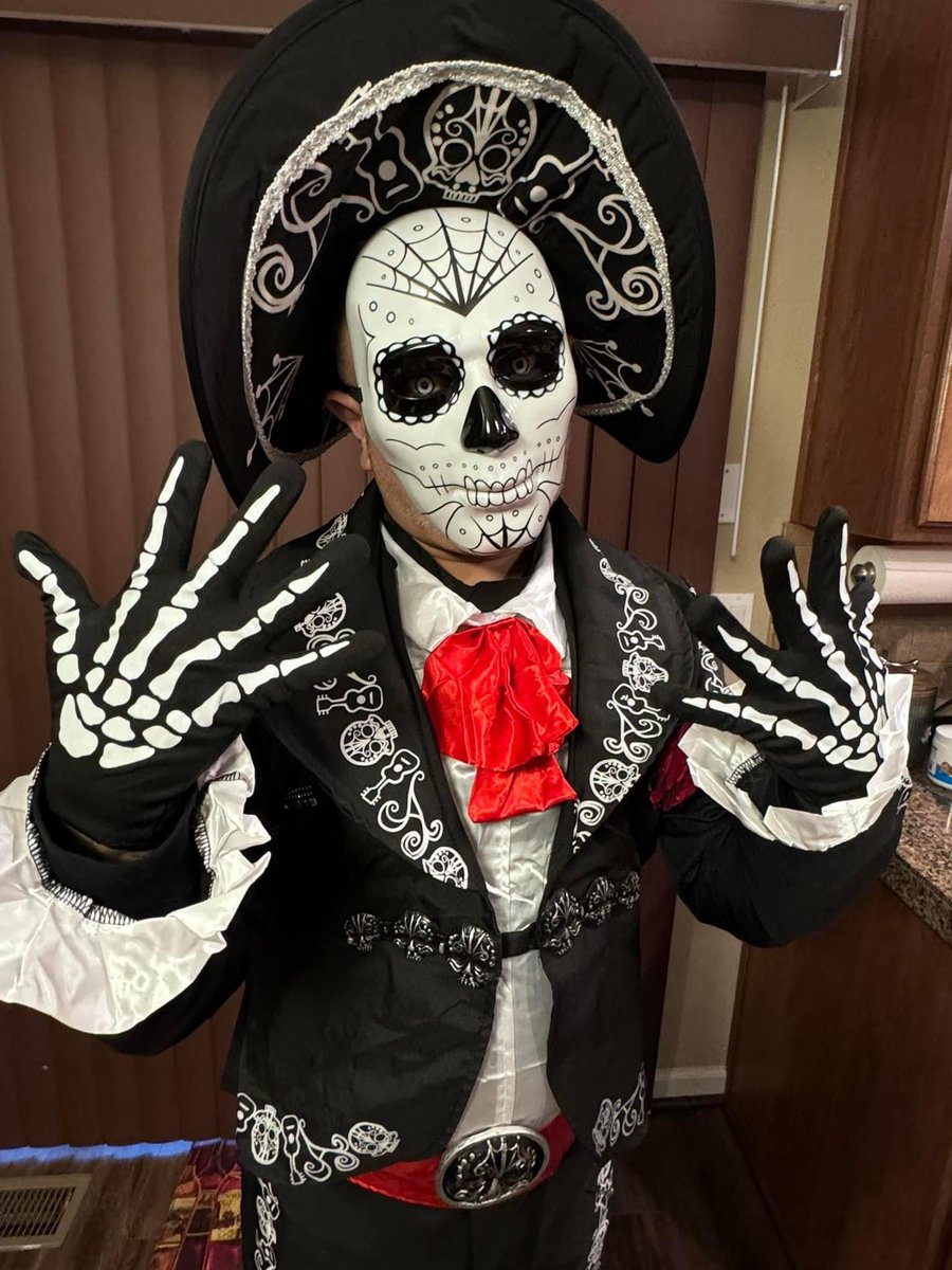 Cody_Perez's tweet photo. Last night was a blast. We dressed up and hung out with a lot of great friends, ate some great food and had plenty of laughs. Your favorite Satanic Hispanic was a dead mariachi ๐ค๐ฝ๐๐ค๐ฝ
#Halloween #beetlejuice #Mariachi #SatanicHispanic #DeadMariachi #Mexican #Costumes #Metal #Singer #Vocalist