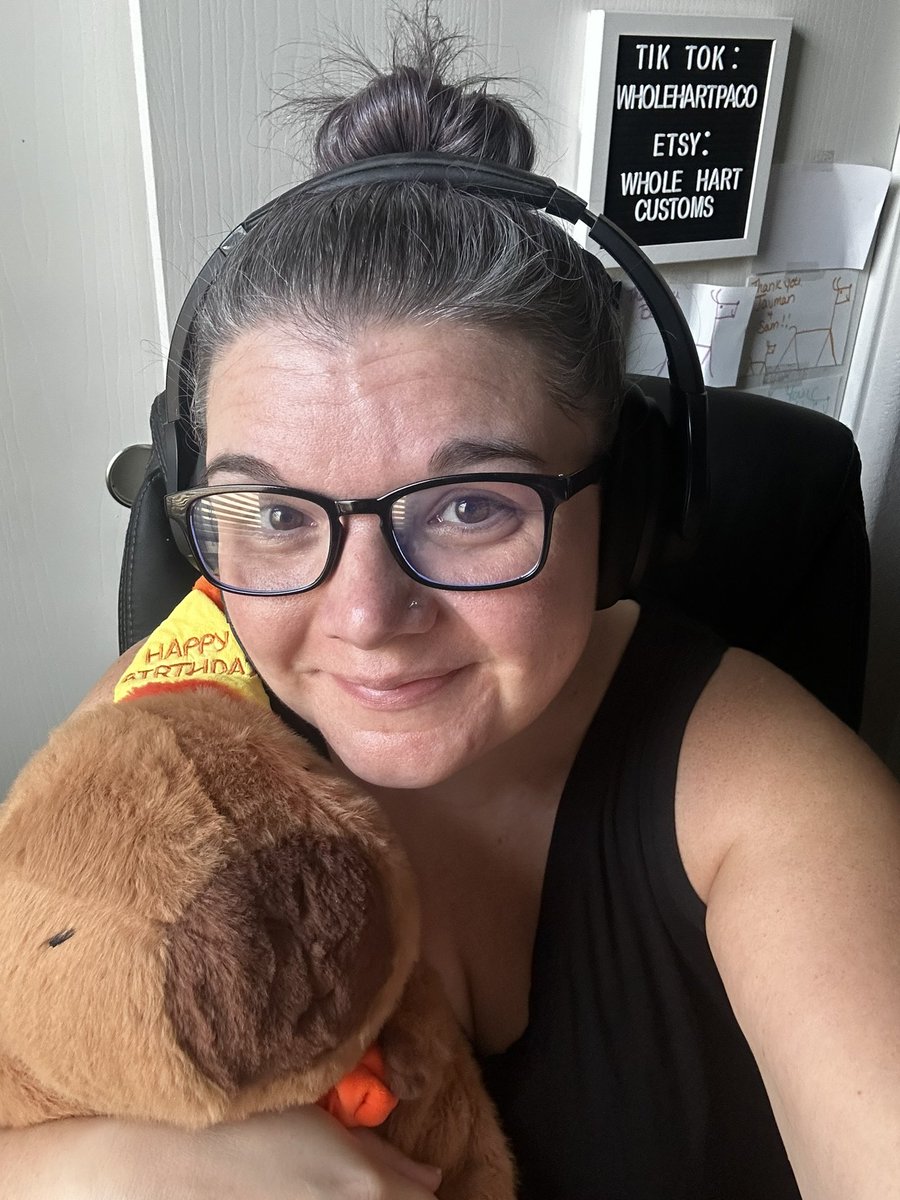 HartPaco's tweet image. After scary Phasmo last night, Winston says I can stick to less scary WoW today!  Come say hello!! 💚💚💚