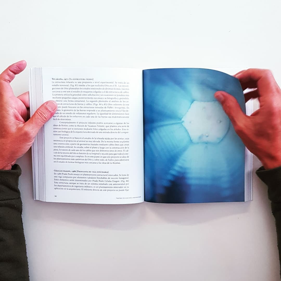 NuriaP9's tweet image. Hoy hace 3 años que se publicó "Prada Poole. Estructuras de aire, utopías construibles" que  reúne la obra y la trayectoria de José Miguel de Prada Poole, arquitecto único y sorprendente de la vanguardia arquitectónica española de los años 70.
#pradapoole #arquietctura #inflables